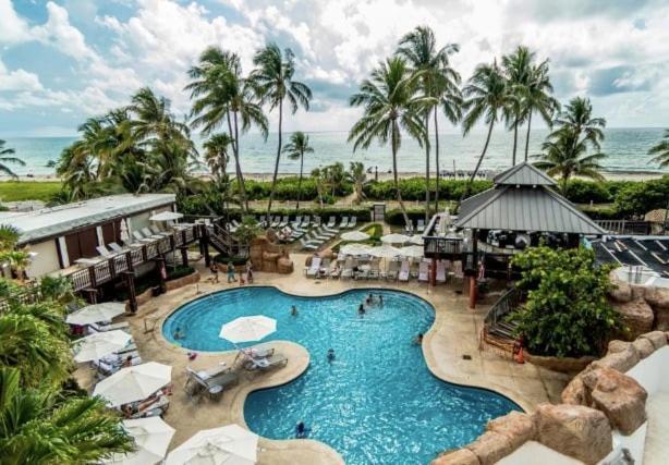 Alexander 1211 Beachfront With Direct Access, 2 Pools, Sauna, Gym *