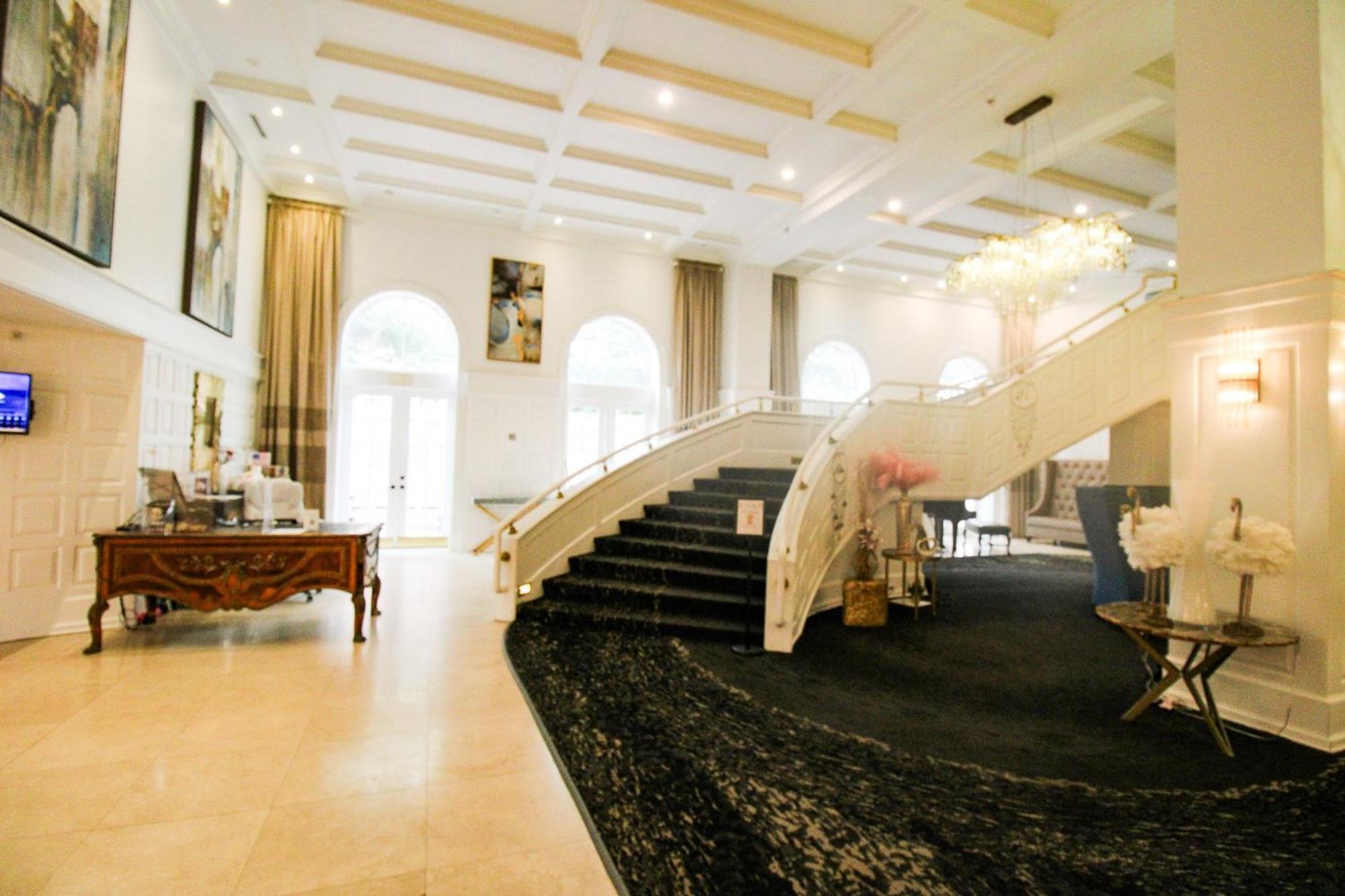 Alexander 1211 Beachfront With Direct Access, 2 Pools, Sauna, Gym *