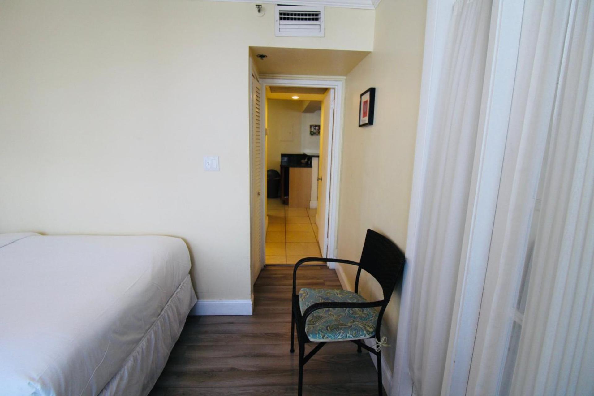 Alexander 1211 Beachfront With Direct Access, 2 Pools, Sauna, Gym *