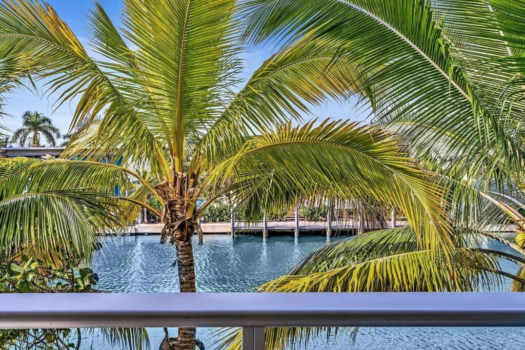 King Balcony Water Views-hosted By Sweetstay