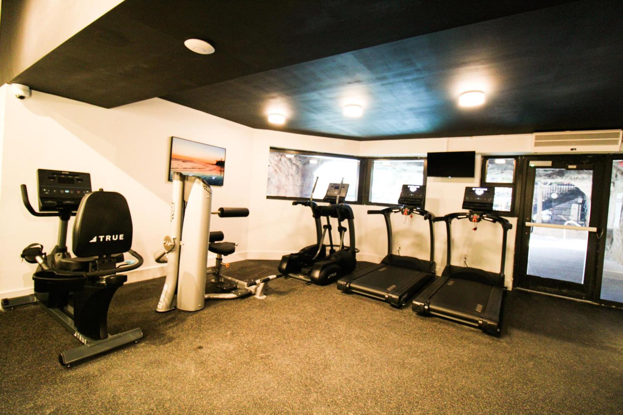 Alexander 1211 Beachfront With Direct Access, 2 Pools, Sauna, Gym *