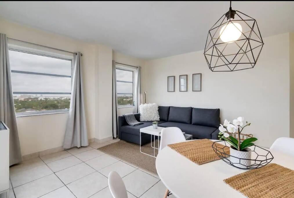 1203- Modern 1br & 2ba With Balcony *