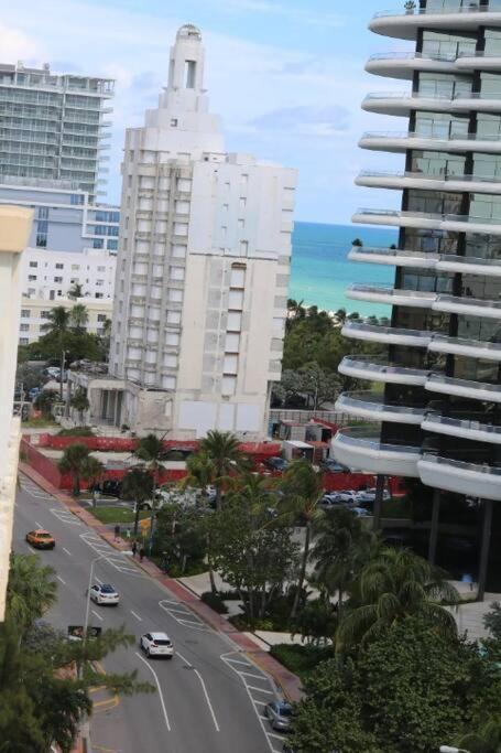 1203- Modern 1br & 2ba With Balcony Apartment