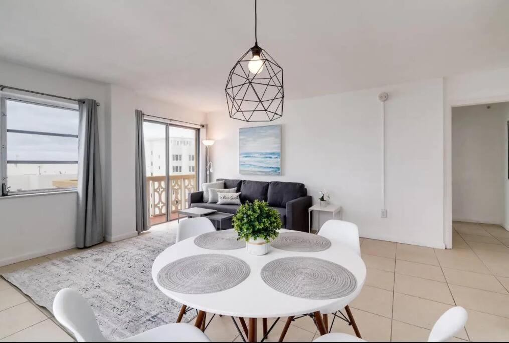 1203- Modern 1br & 2ba With Balcony Apartment *