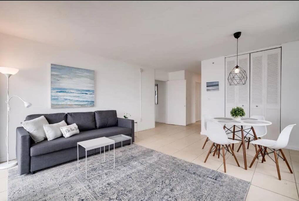 1203- Modern 1br & 2ba With Balcony *