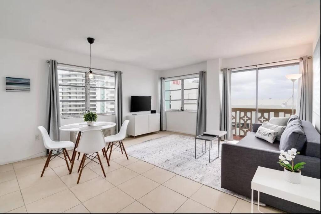 1203- Modern 1br & 2ba With Balcony