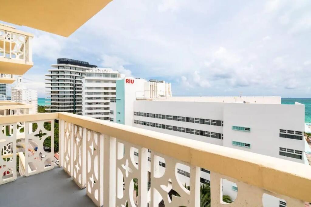 1201- Luxurious 1br & 2ba With Stunning Ocean Views Apartment *