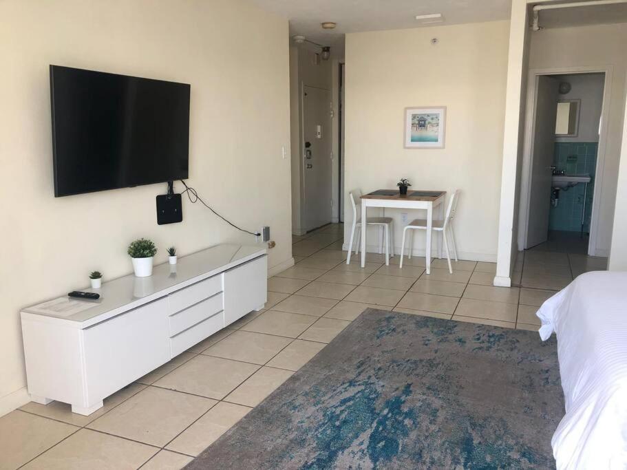 1102- Stylish 1br With 1ba With Stunning & Ocean Views * Miami Beach