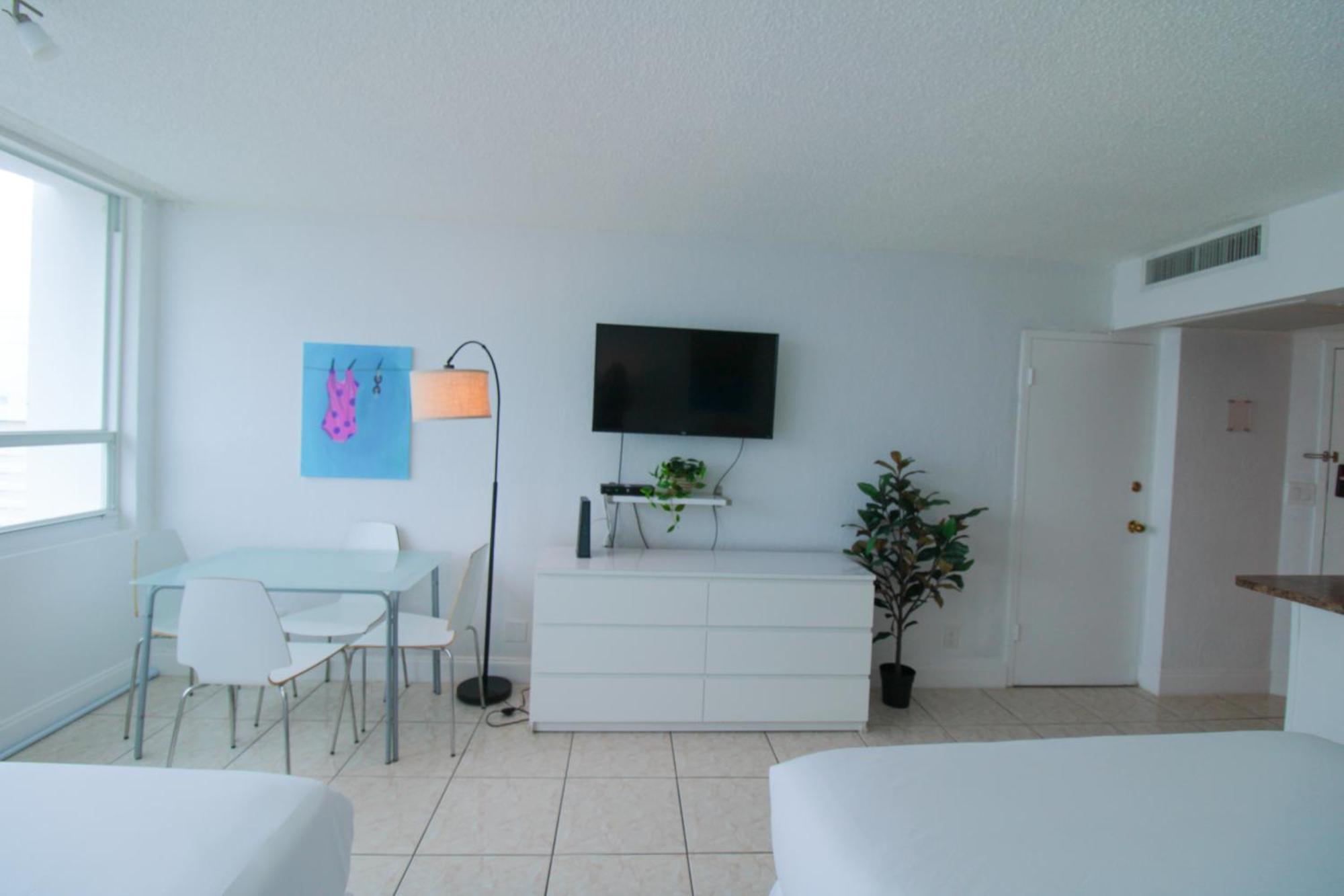 Castle 1608 Intracoastal Bay View Studio, Pool, Tennis, Access & Free Parking Apartment Miami Beach