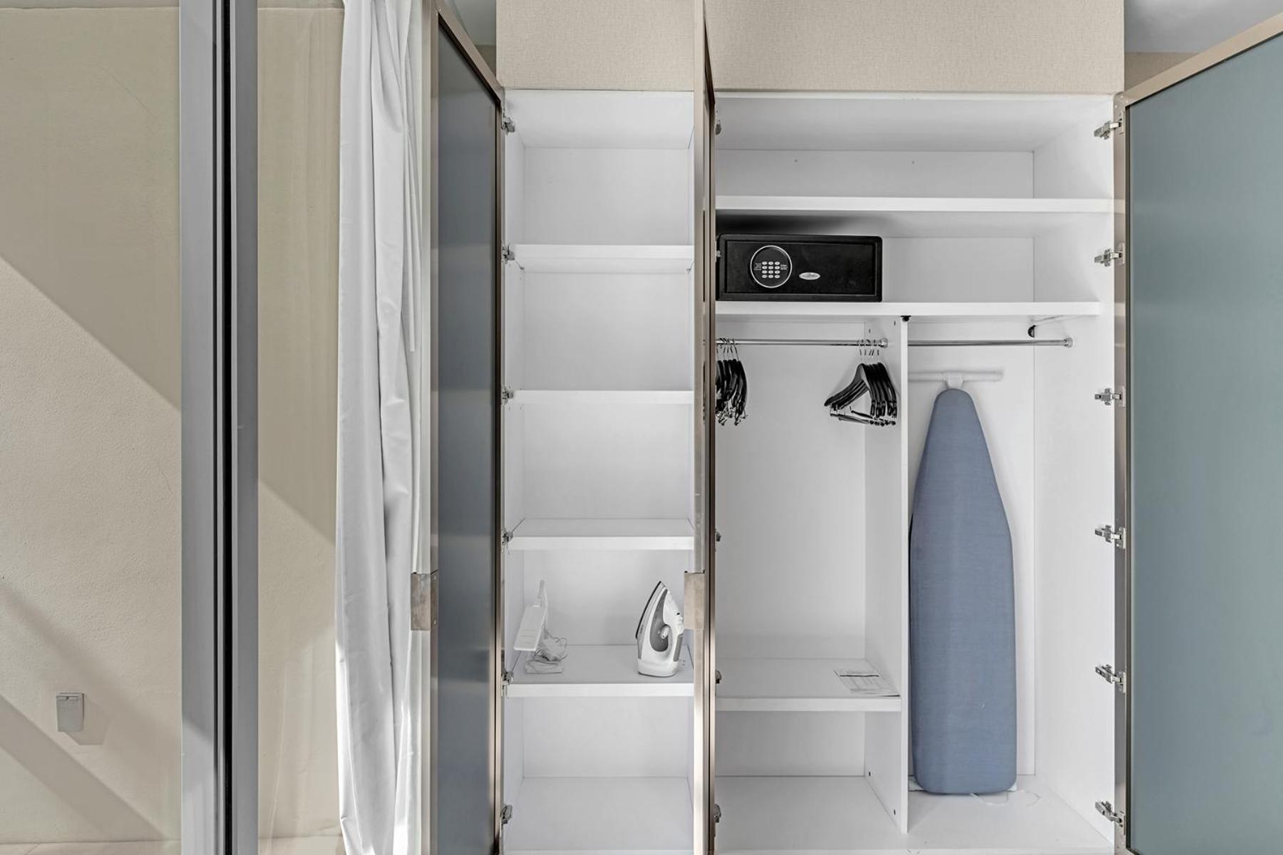 Grand Deluxe Two Bedroom With Balcony Water Views, Corner Apartment Miami Beach