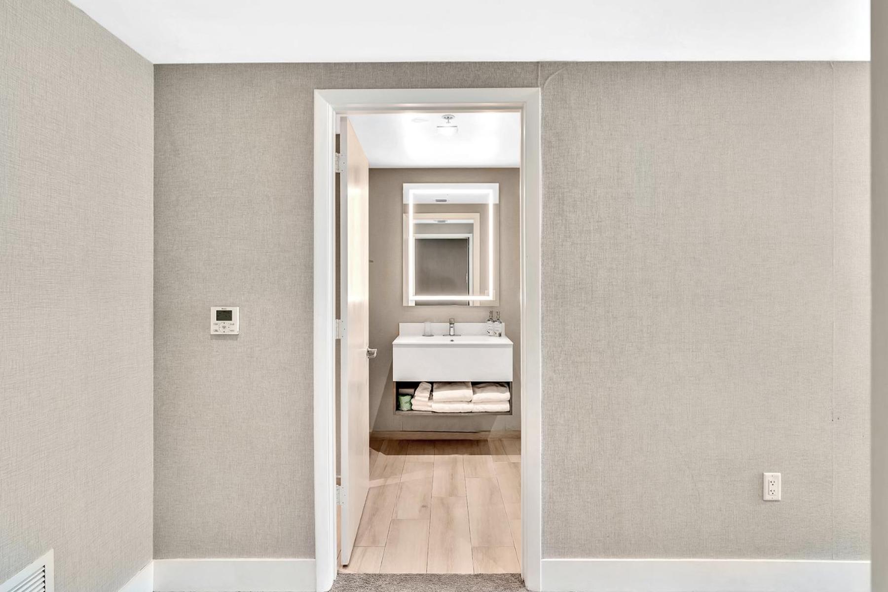 Grand Deluxe Two Bedroom With Balcony Water Views, Corner Apartment Miami Beach