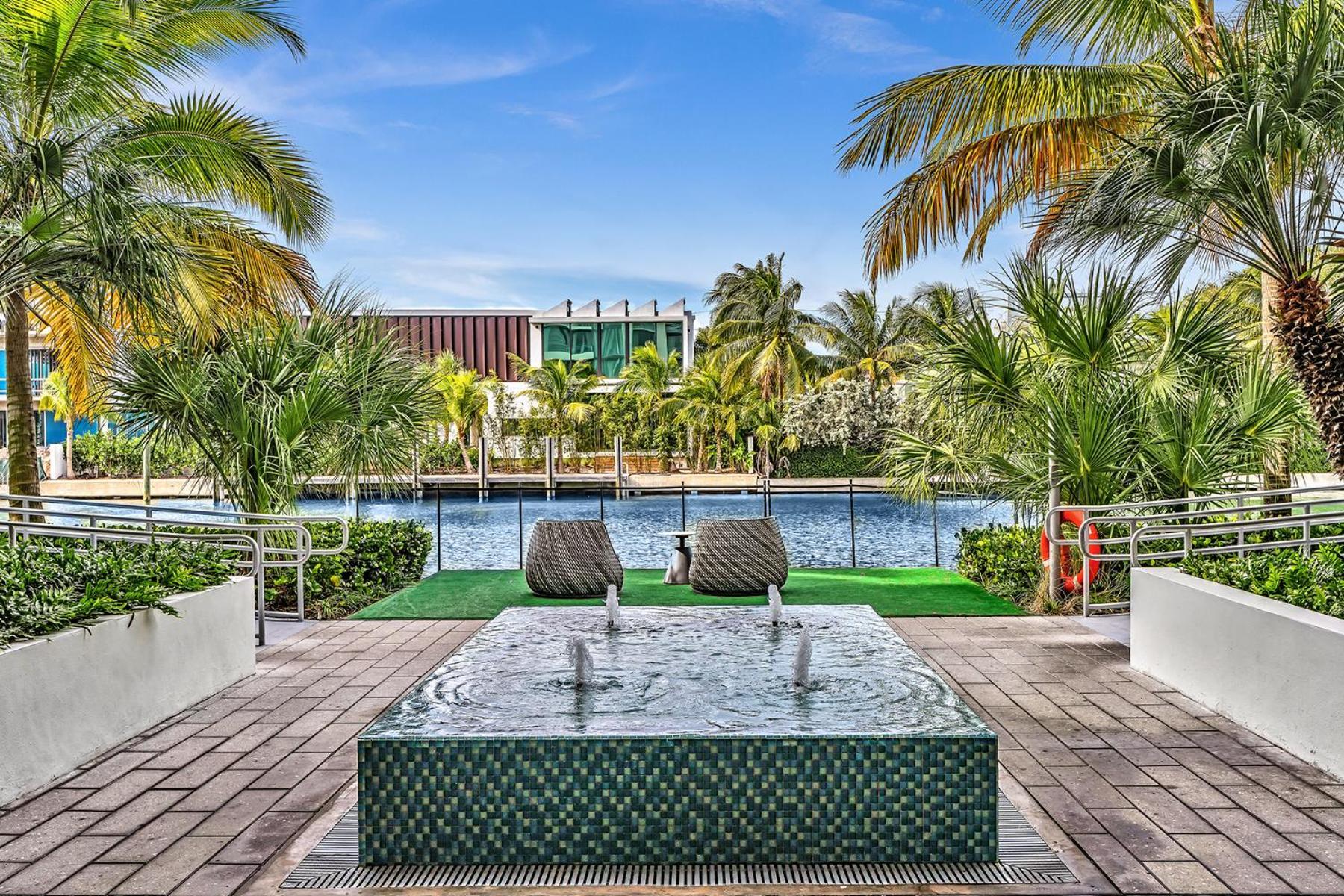 Grand Deluxe Two Bedroom With Balcony Water Views, Corner Apartment Miami Beach