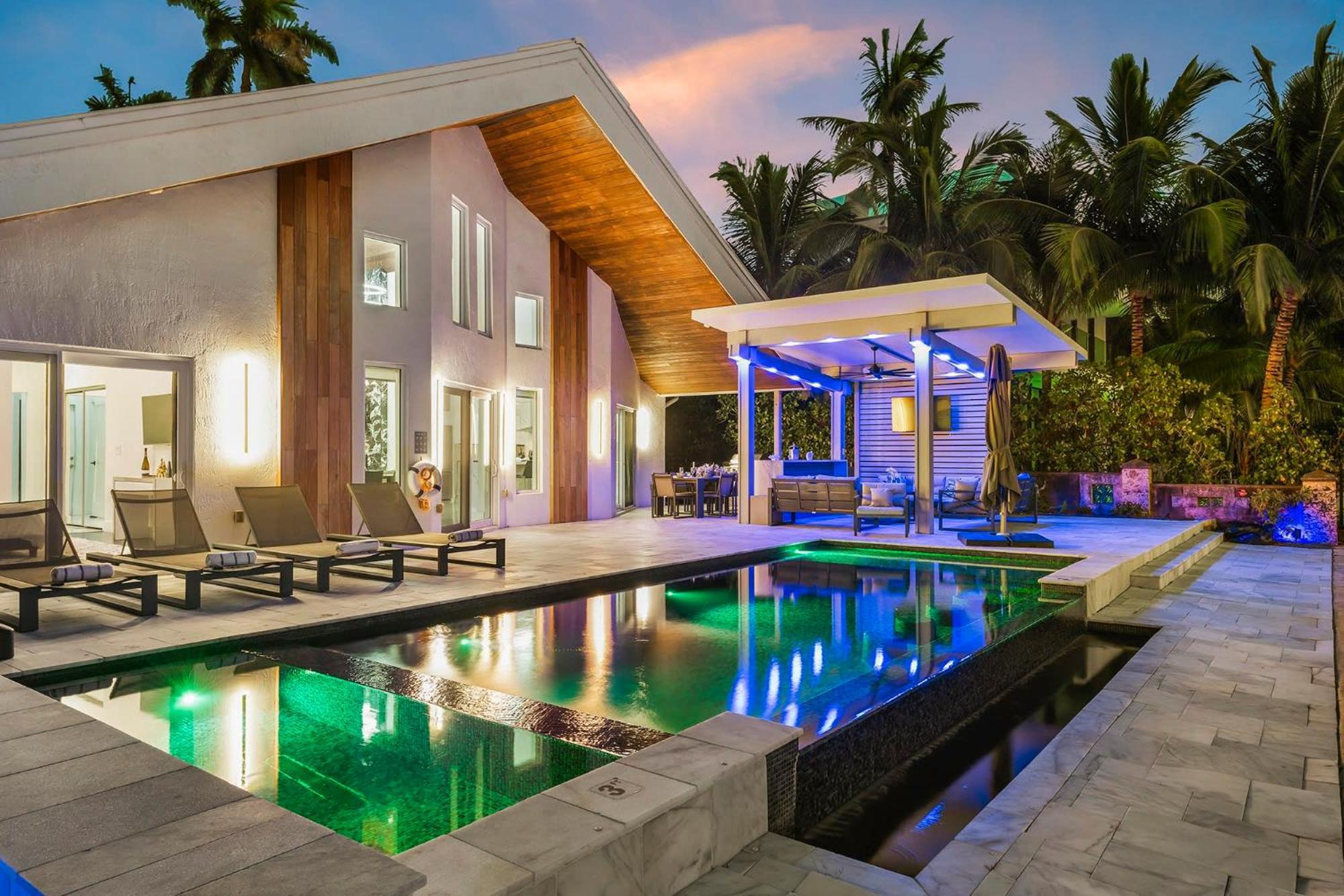 Sunset View On The Bay With Pool