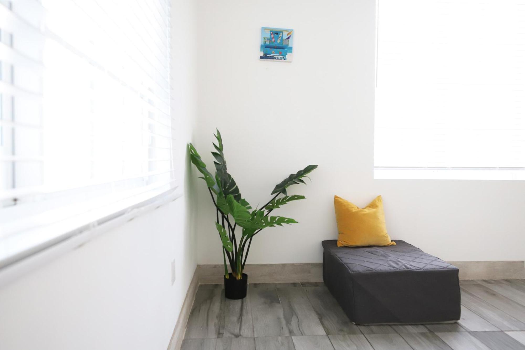 South Steps To Ocean Drive Free Parking & Pet Friendly *