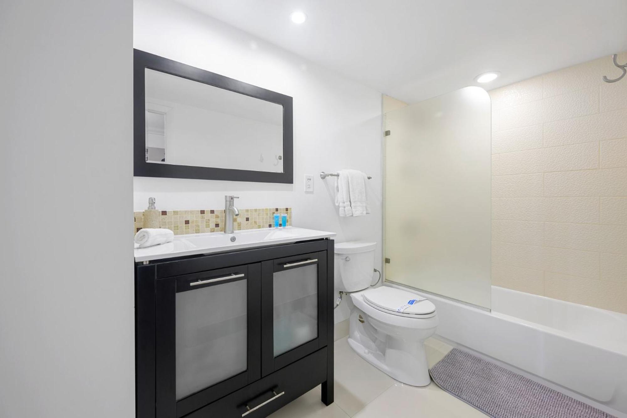 Spacious Of 2br - 2bth Near Of The Great Price Apartment