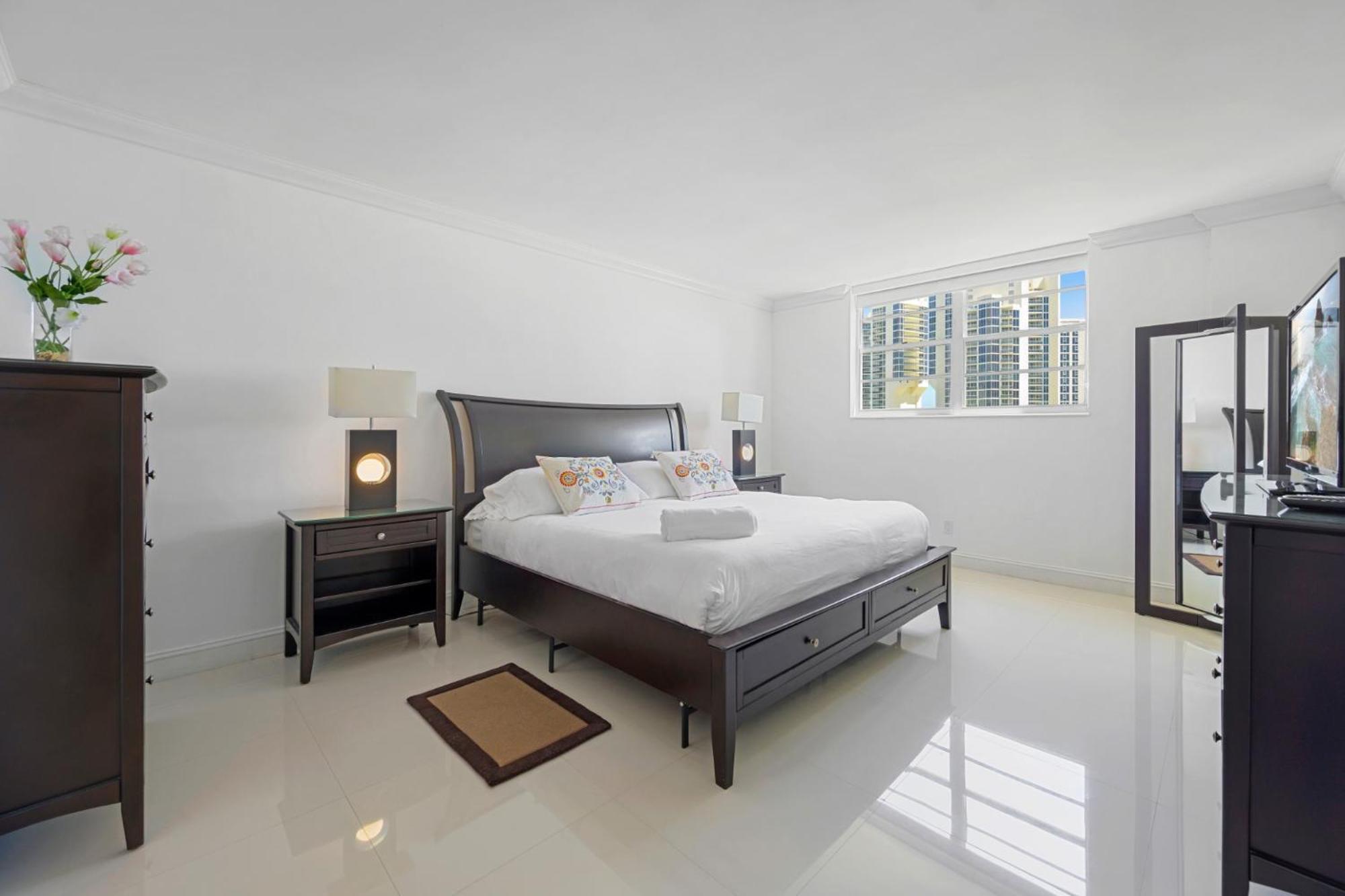 Spacious Of 2br - 2bth Near Of The Great Price