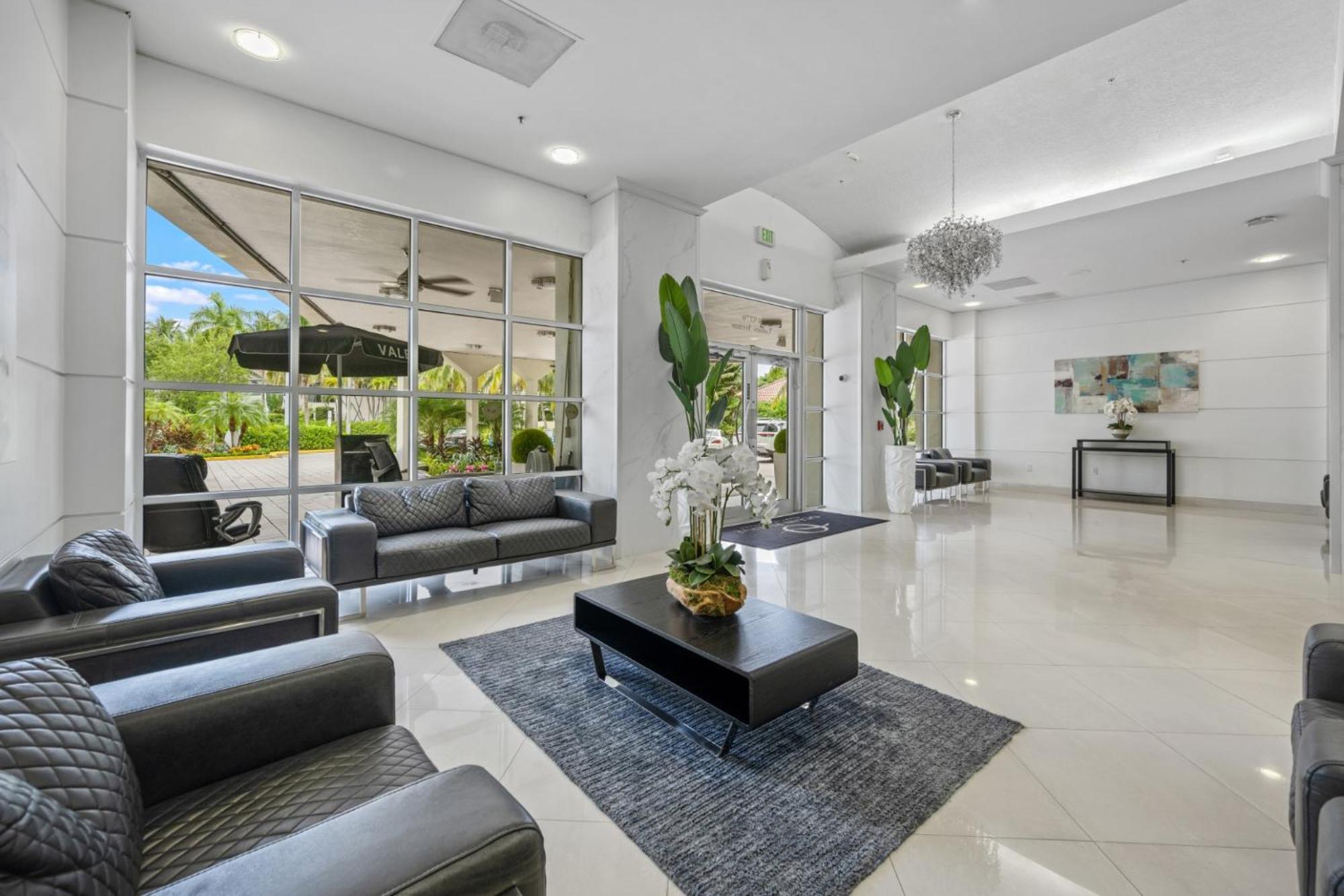 Apartment Spacious Of 2br - 2bth Near Of The Great Price *