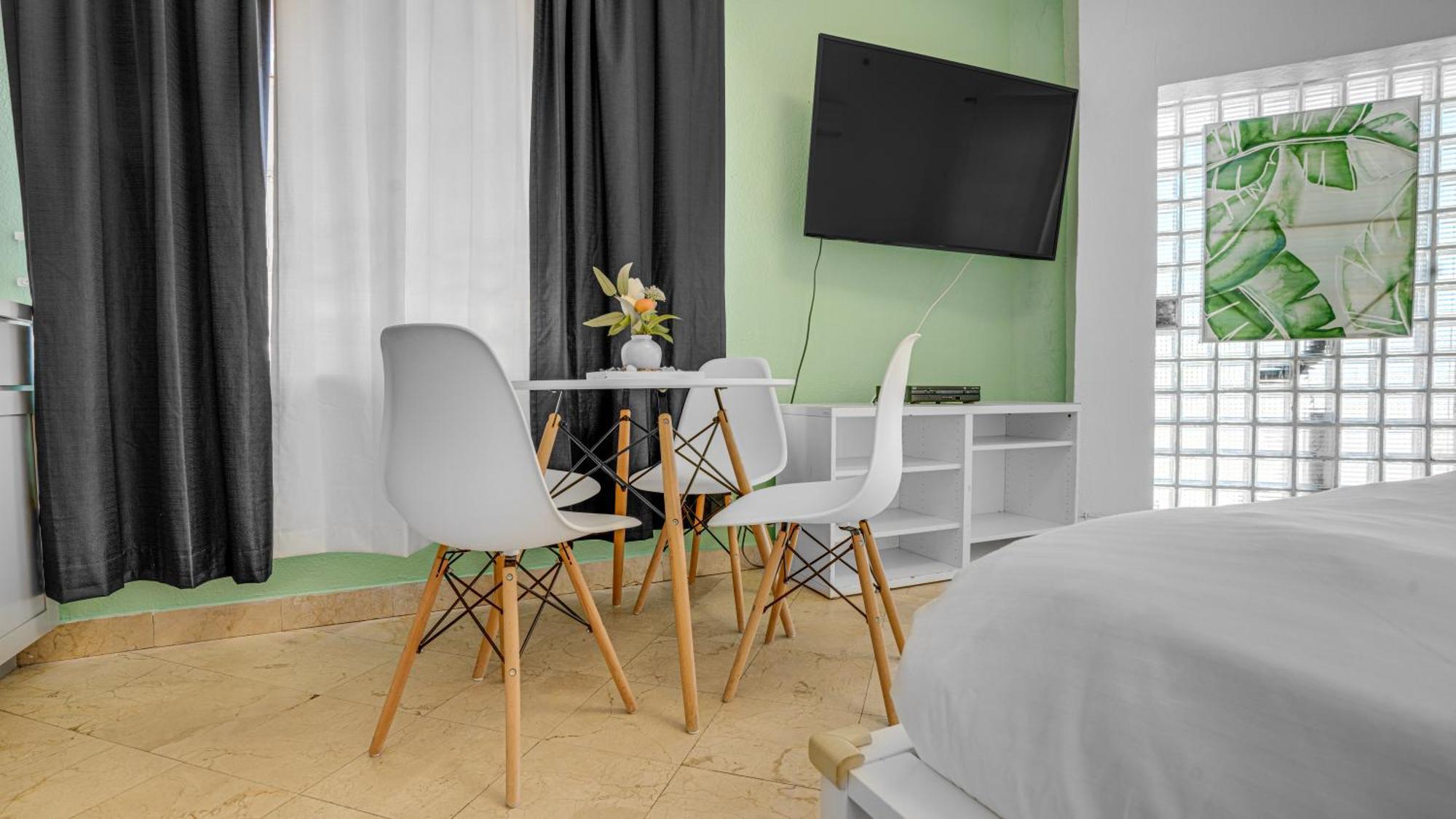 Seaside Sanctuary 1br 2 Blocks To Beach, Sleeps 4 Miami Beach
