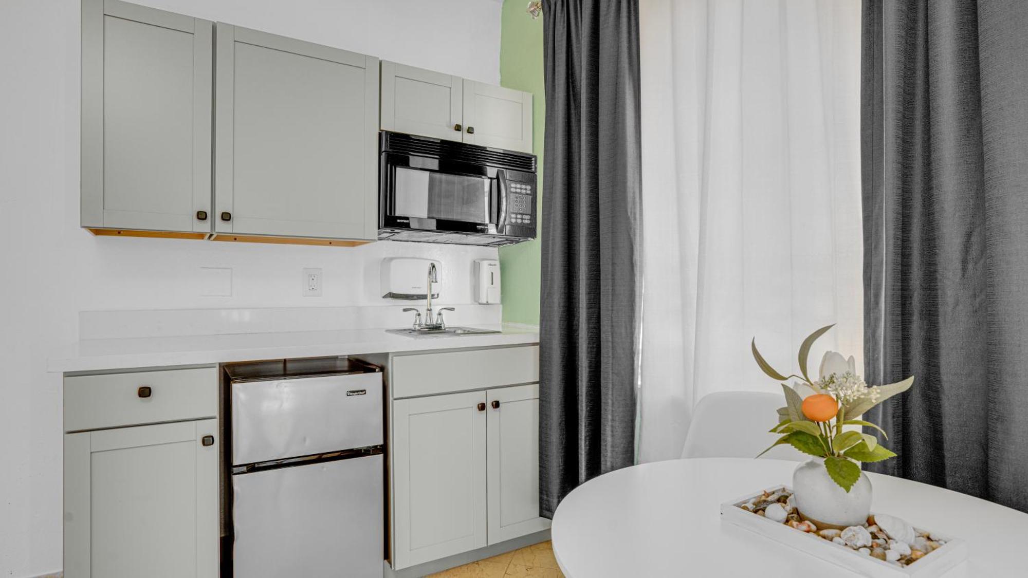 Seaside Sanctuary 1br 2 Blocks To Beach, Sleeps 4 Apartment