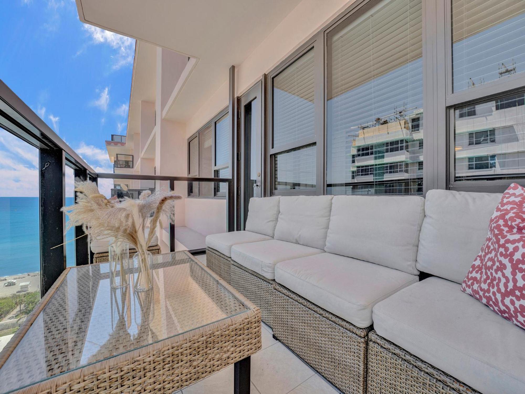High Floor 2bd With Service 1608 Apartment