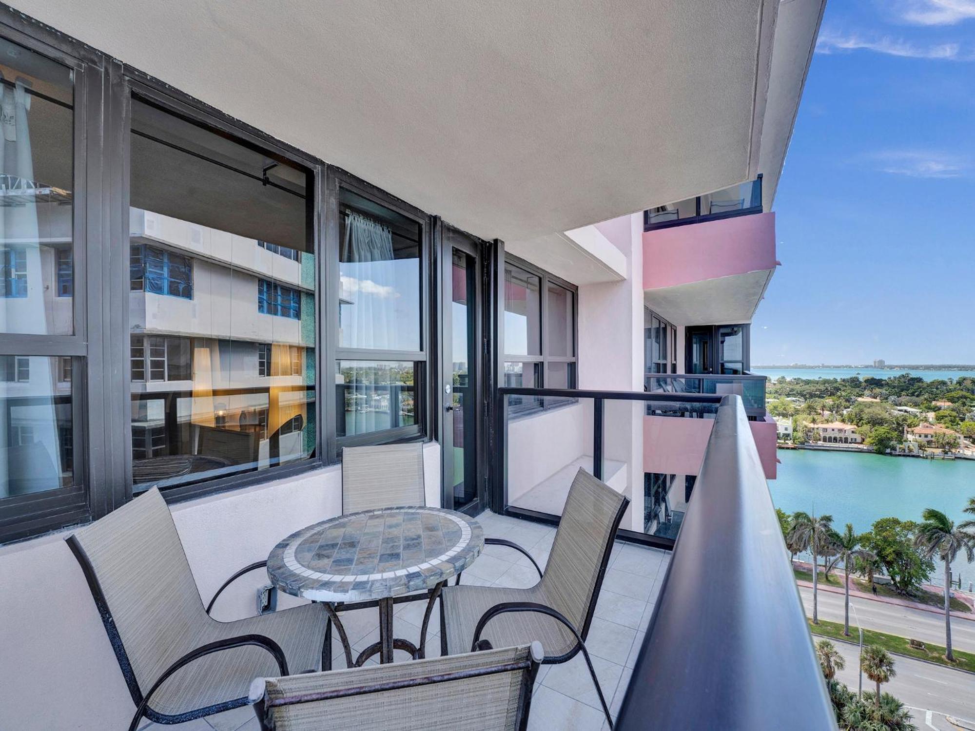 Cozy Beachfront 2 Bdr Miami 1516