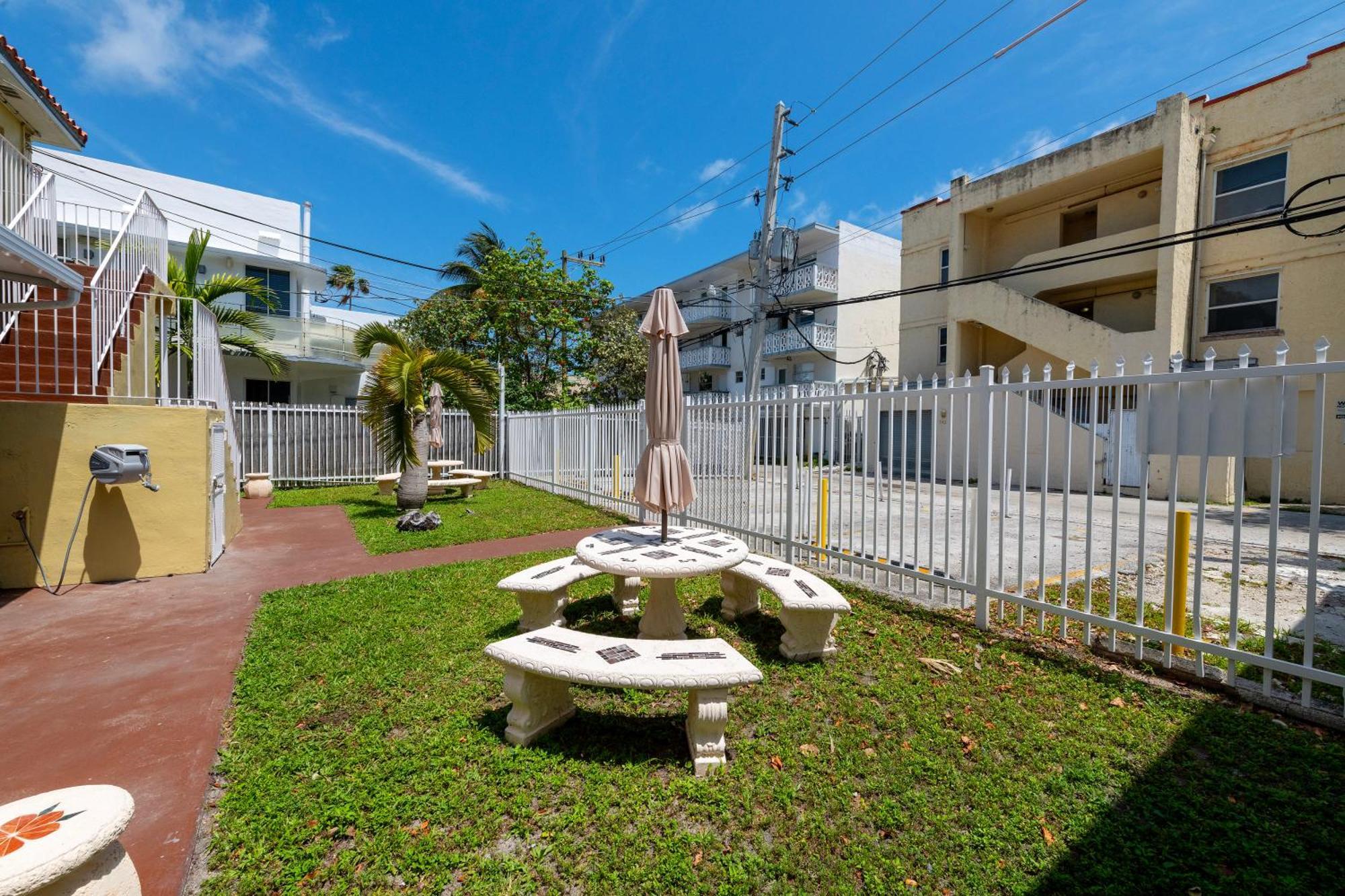 Bellamor Apts At 5th St Shopping Mall