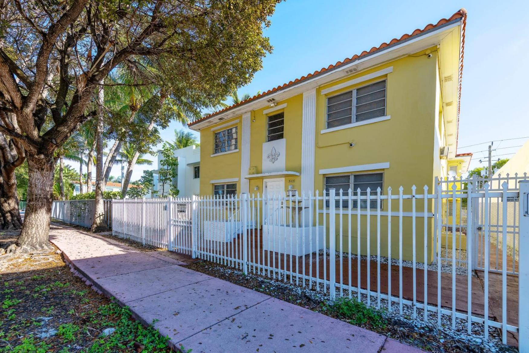 Bellamor Apts At 5th St Shopping Mall *