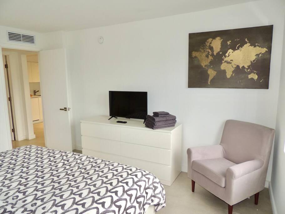 2br In Heart Of Sobe With Parking Apartment