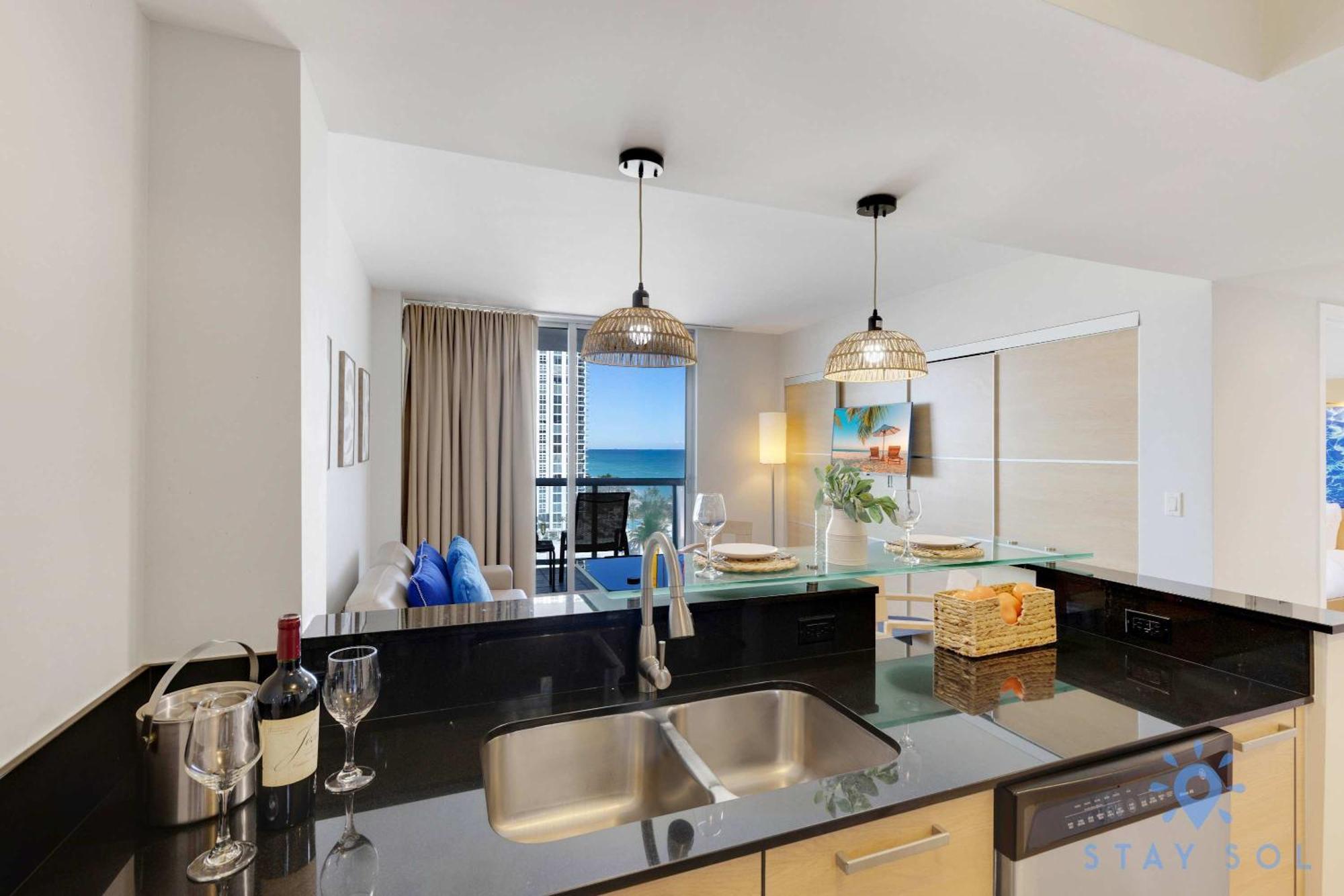 Apartment Beachfront - Pool - Ocean View Balcony- Gym Miami Beach