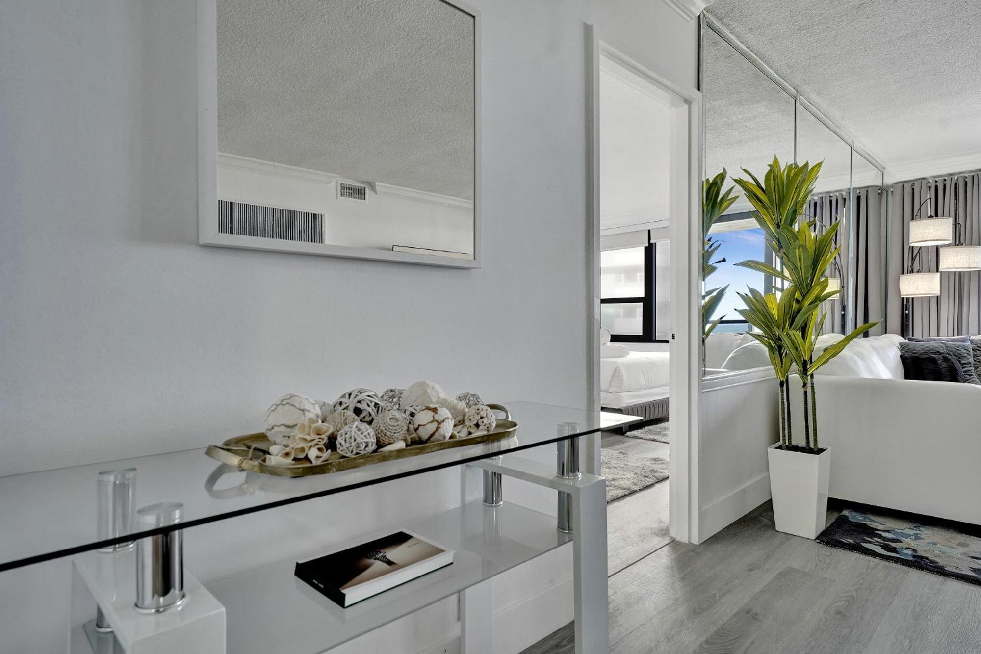 Charming Ocean View Service 806 Apartment
