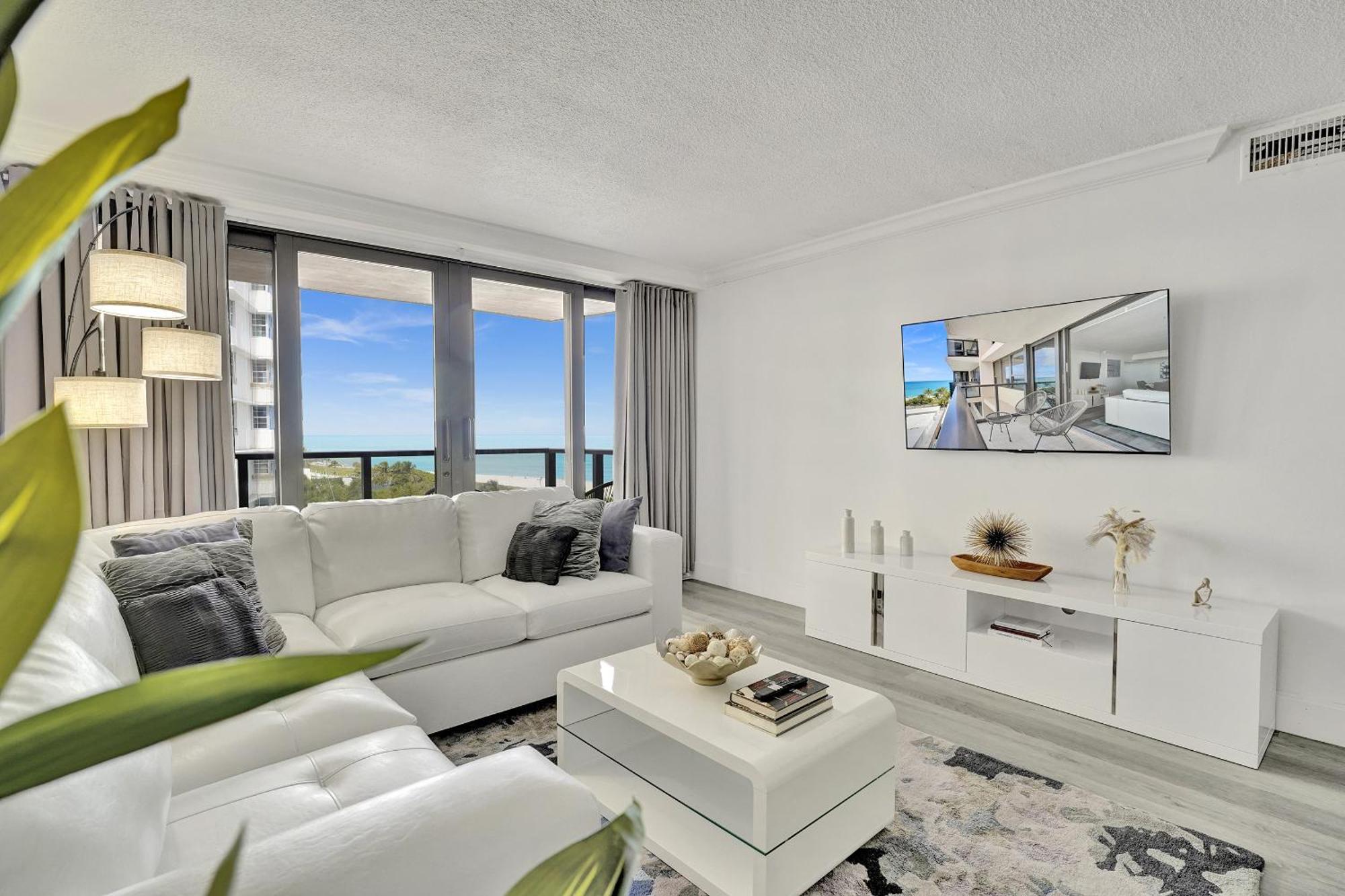 Charming Ocean View Service 806 Apartment *