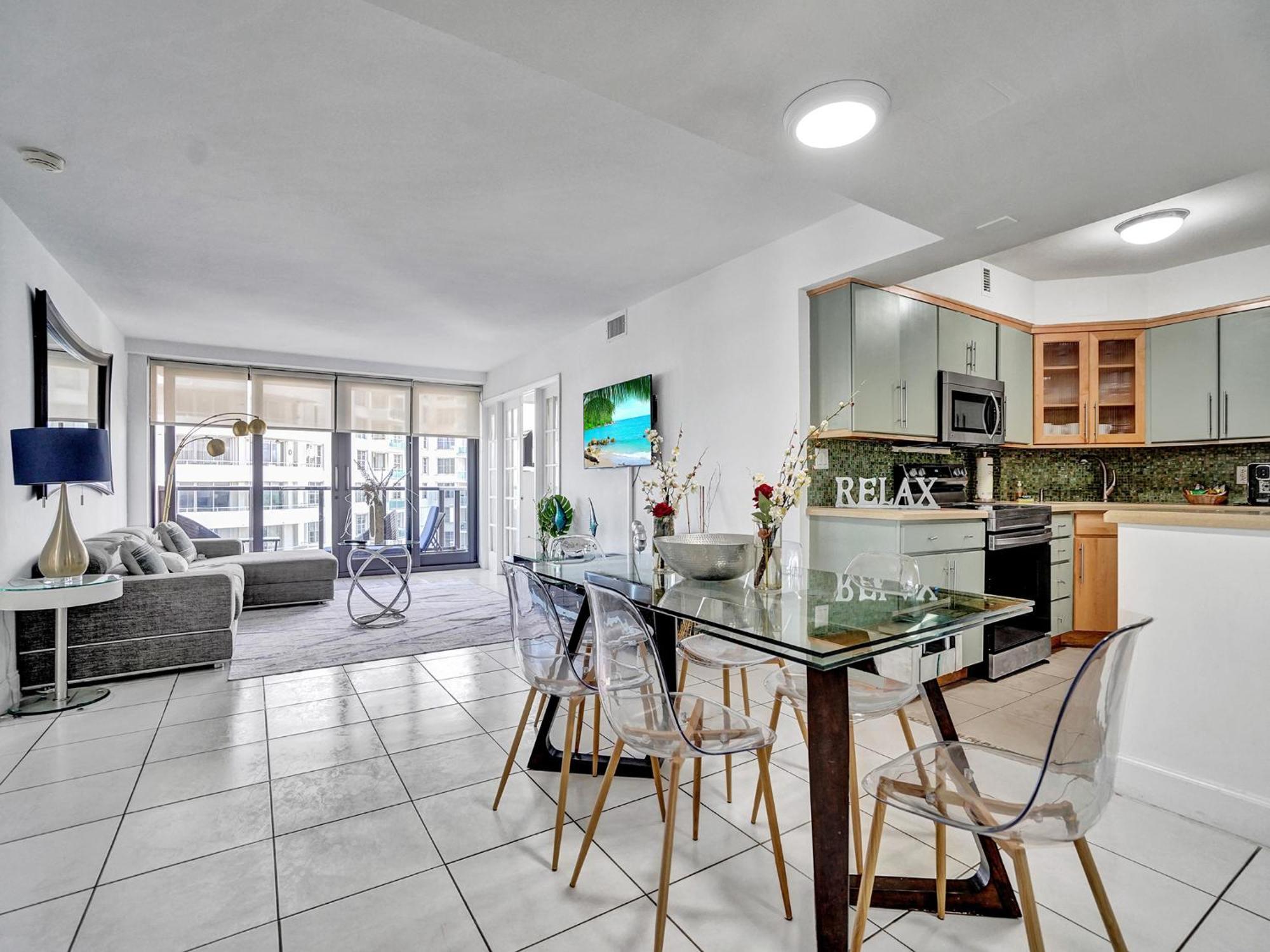 Charming Ocean View Service 1007 Apartment *