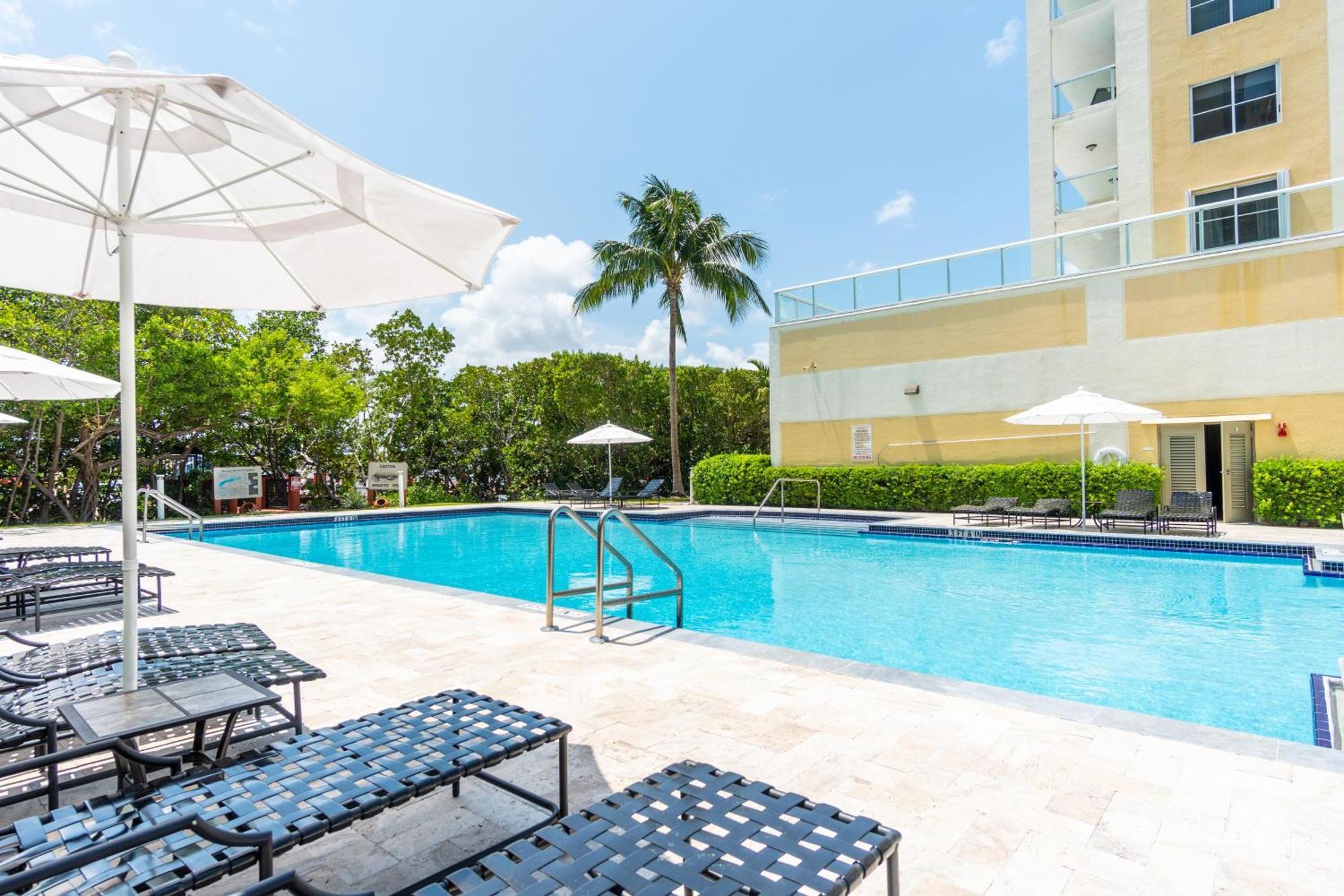 Golden Bay 52 * Miami Beach