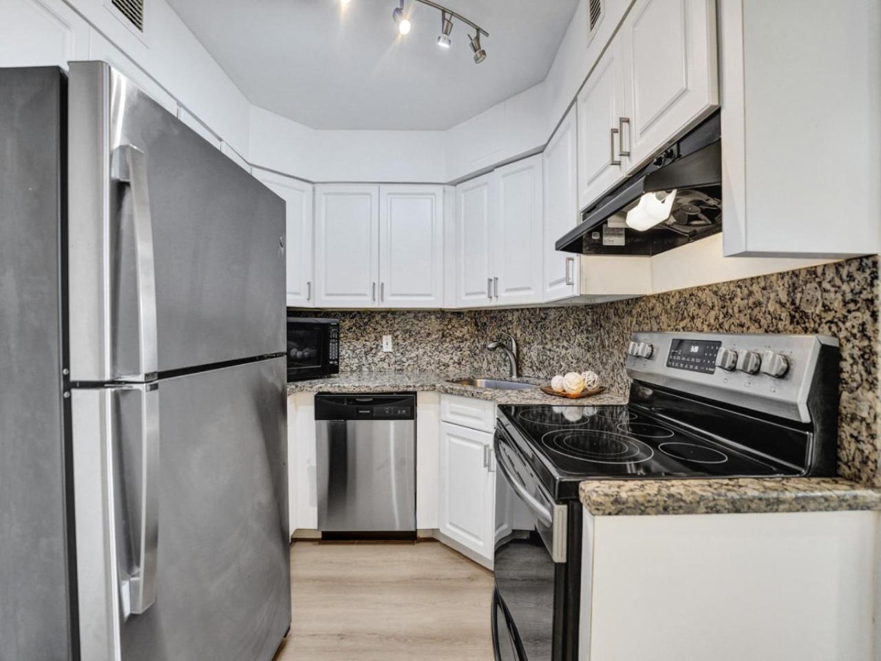 Beautiful Oceanview 2 Bedrooms, 2 Bathrooms With Service 709 Apartment Miami Beach
