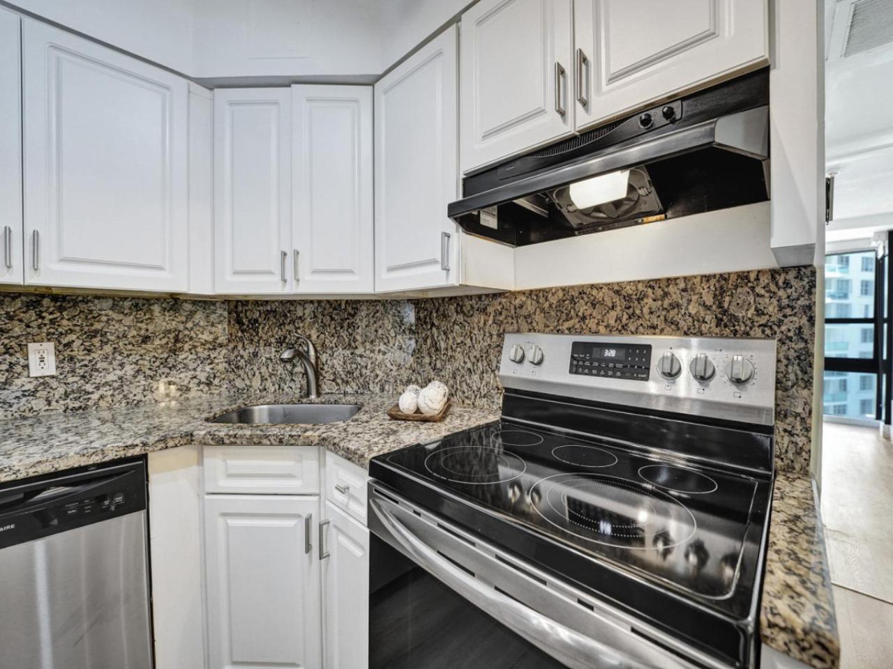 Beautiful Oceanview 2 Bedrooms, 2 Bathrooms With Service 709 Miami Beach
