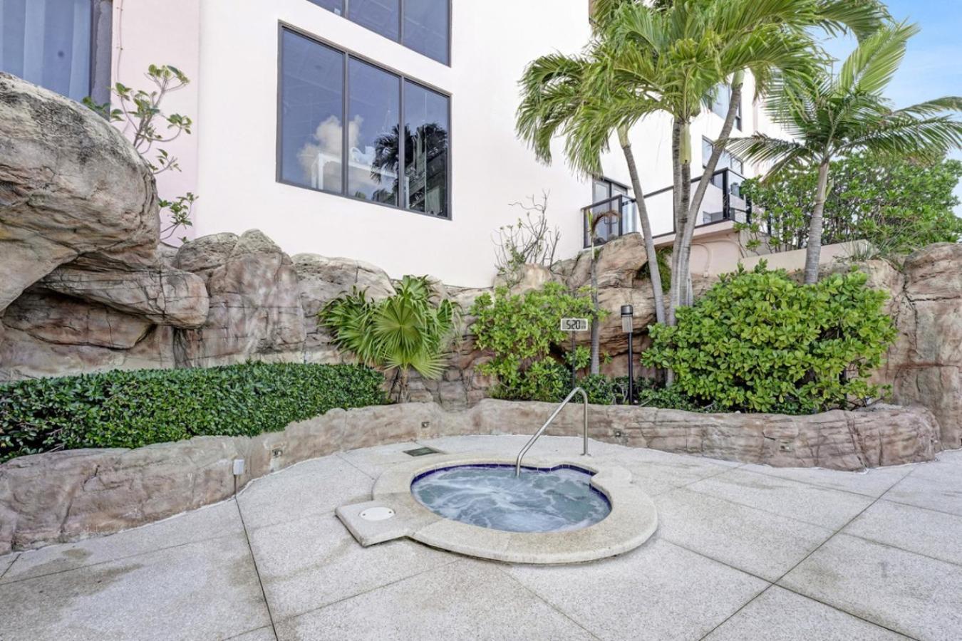 Beautiful Oceanview 2 Bedrooms, 2 Bathrooms With Service 709 Apartment Miami Beach