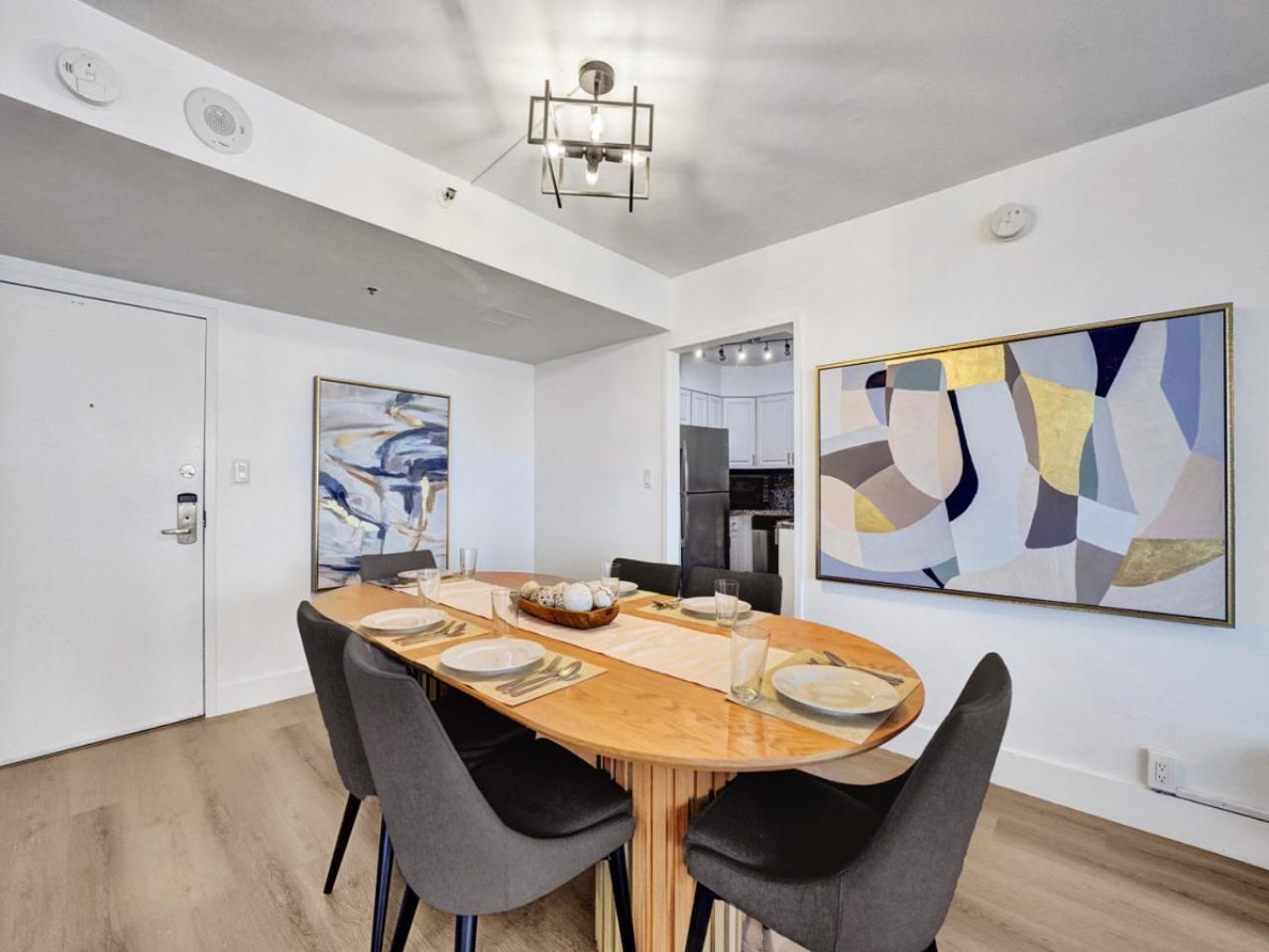 Beautiful Oceanview 2 Bedrooms, 2 Bathrooms With Service 709