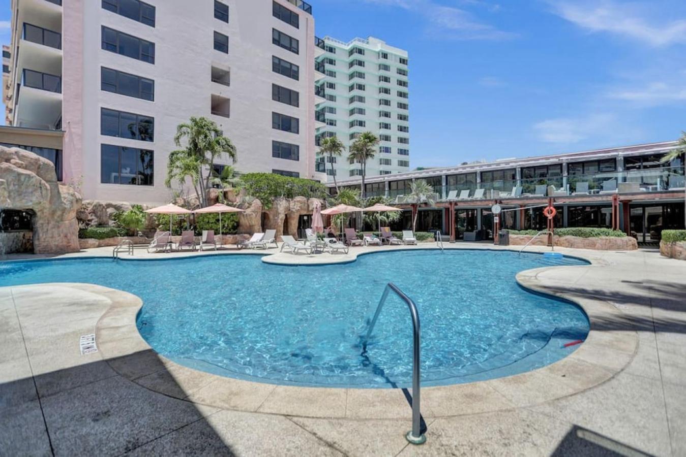 Beautiful Oceanview 2 Bedrooms, 2 Bathrooms With Service 709 Apartment Miami Beach