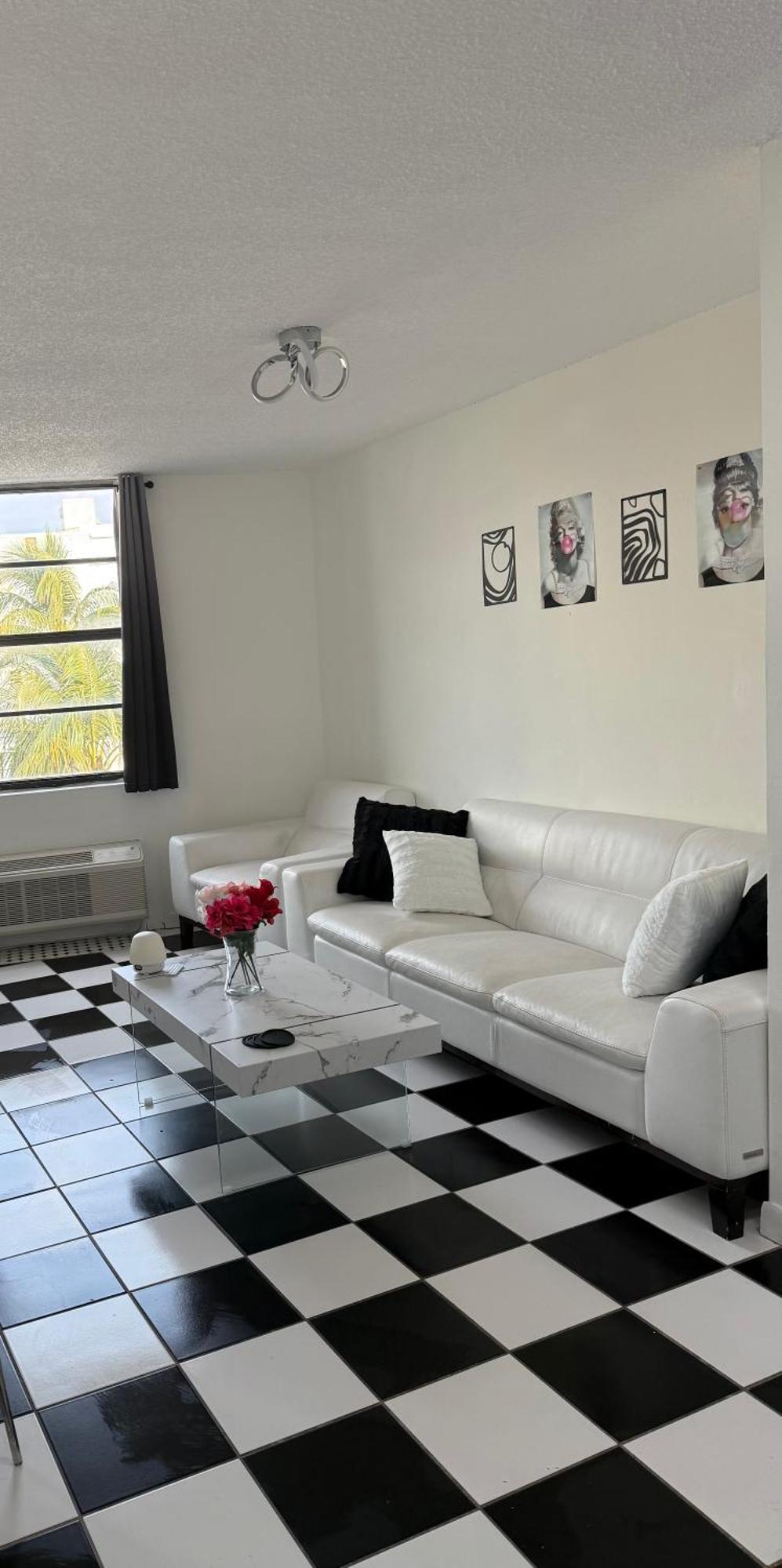 Apartment Large Location In South Beach!
