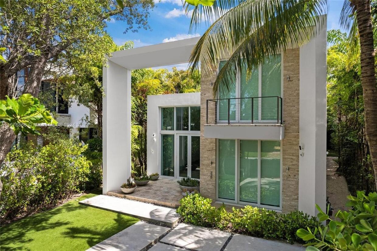 Tranquil Luxe Modern Oasis With Private Pool In Miami Miami Beach