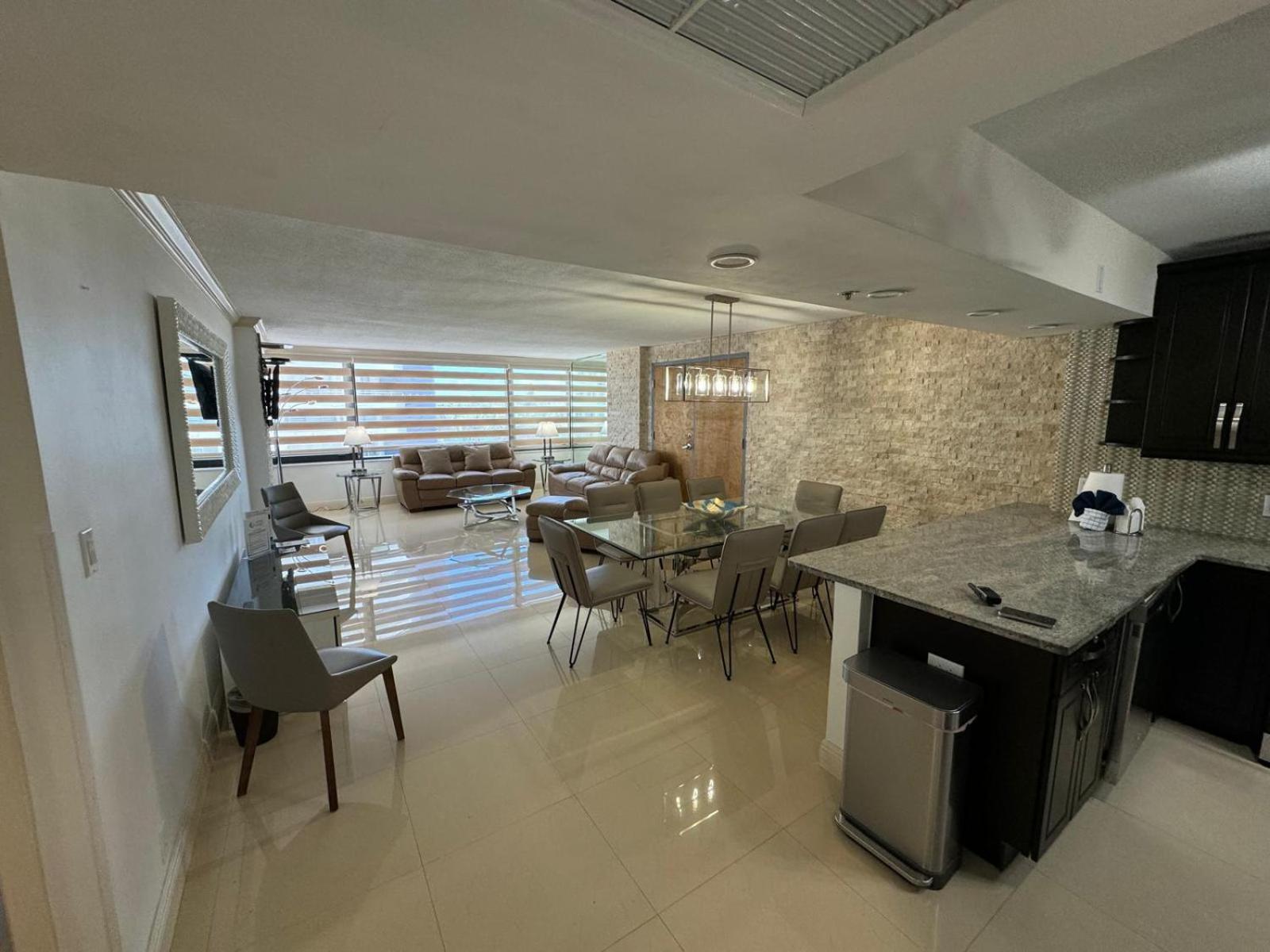 Alexander 81921 Miami Beach