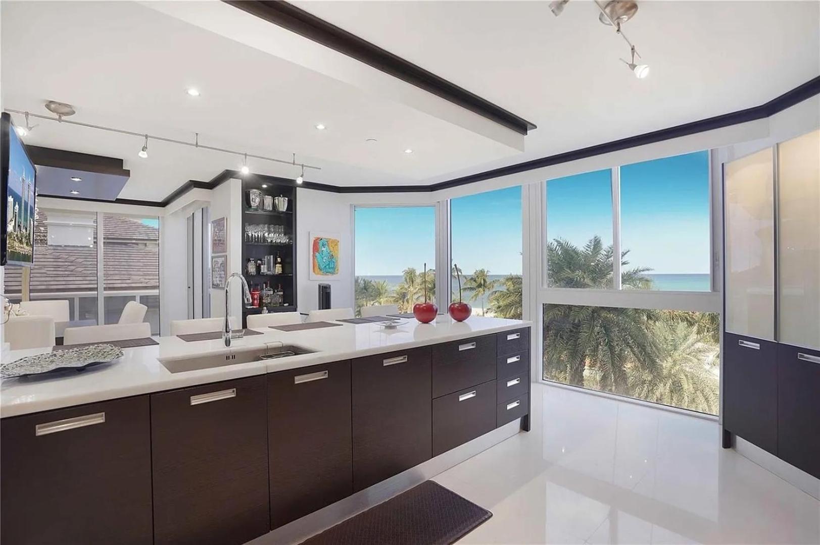 Oceanfront 2-bedroom With Direct Ocean View *