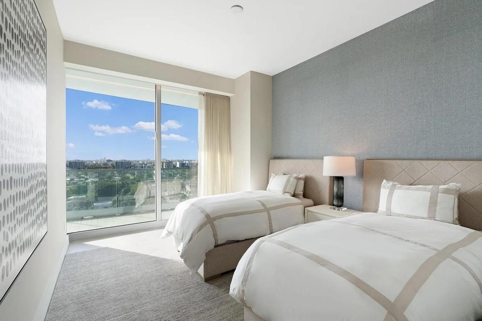 Luxurious Three Bedroom Oceanfront Apartment *