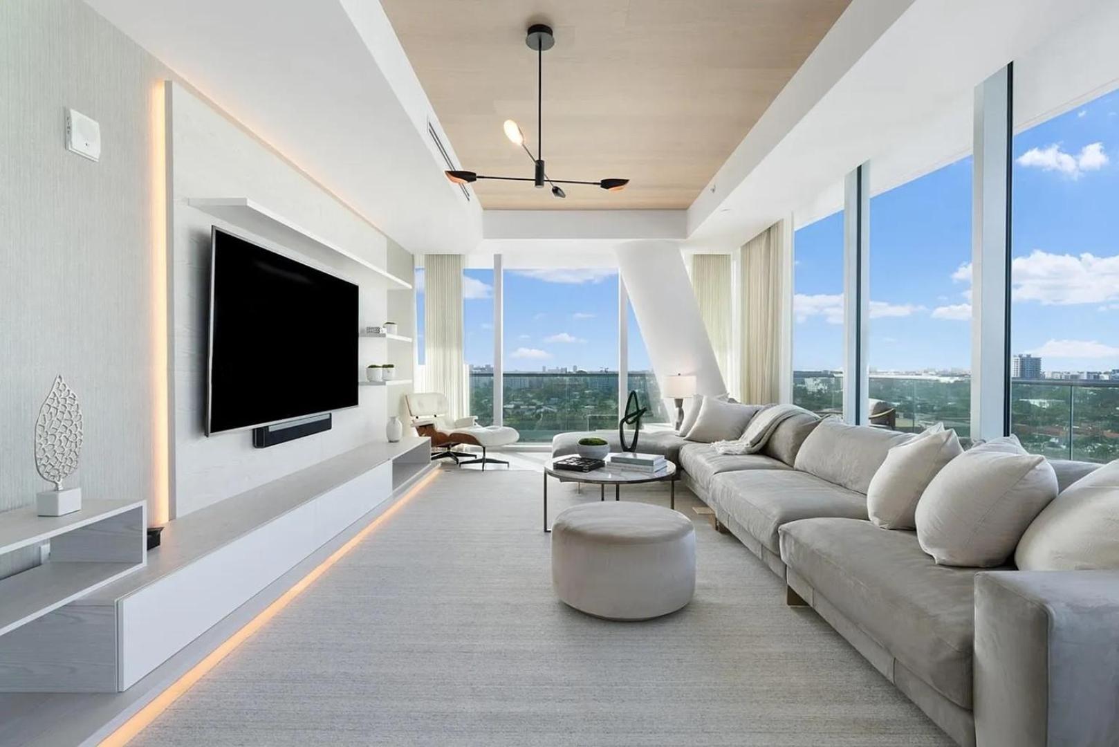 Luxurious Three Bedroom Oceanfront Apartment Miami Beach