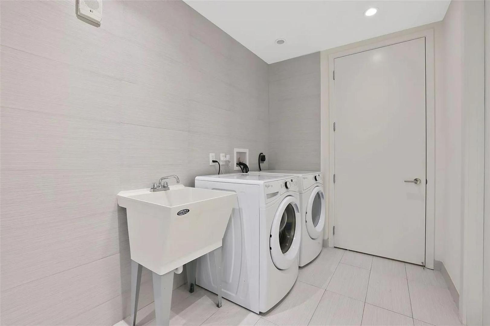 Luxurious Three Bedroom Oceanfront Apartment *