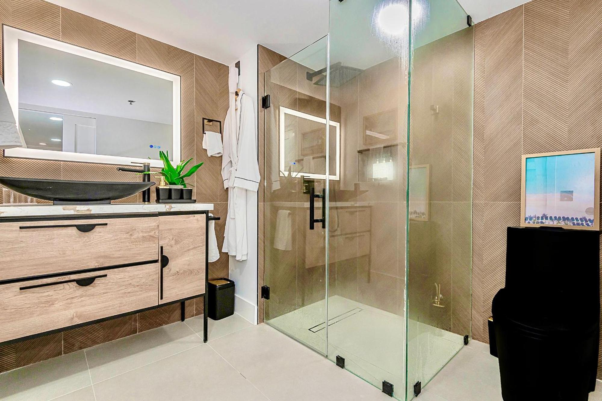 2-min To Beach, Upscale Enclave