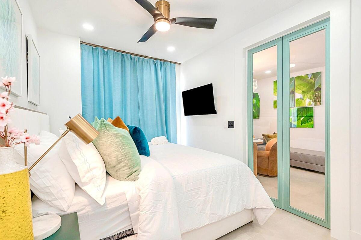 2-min To Beach, Upscale Enclave Apartment