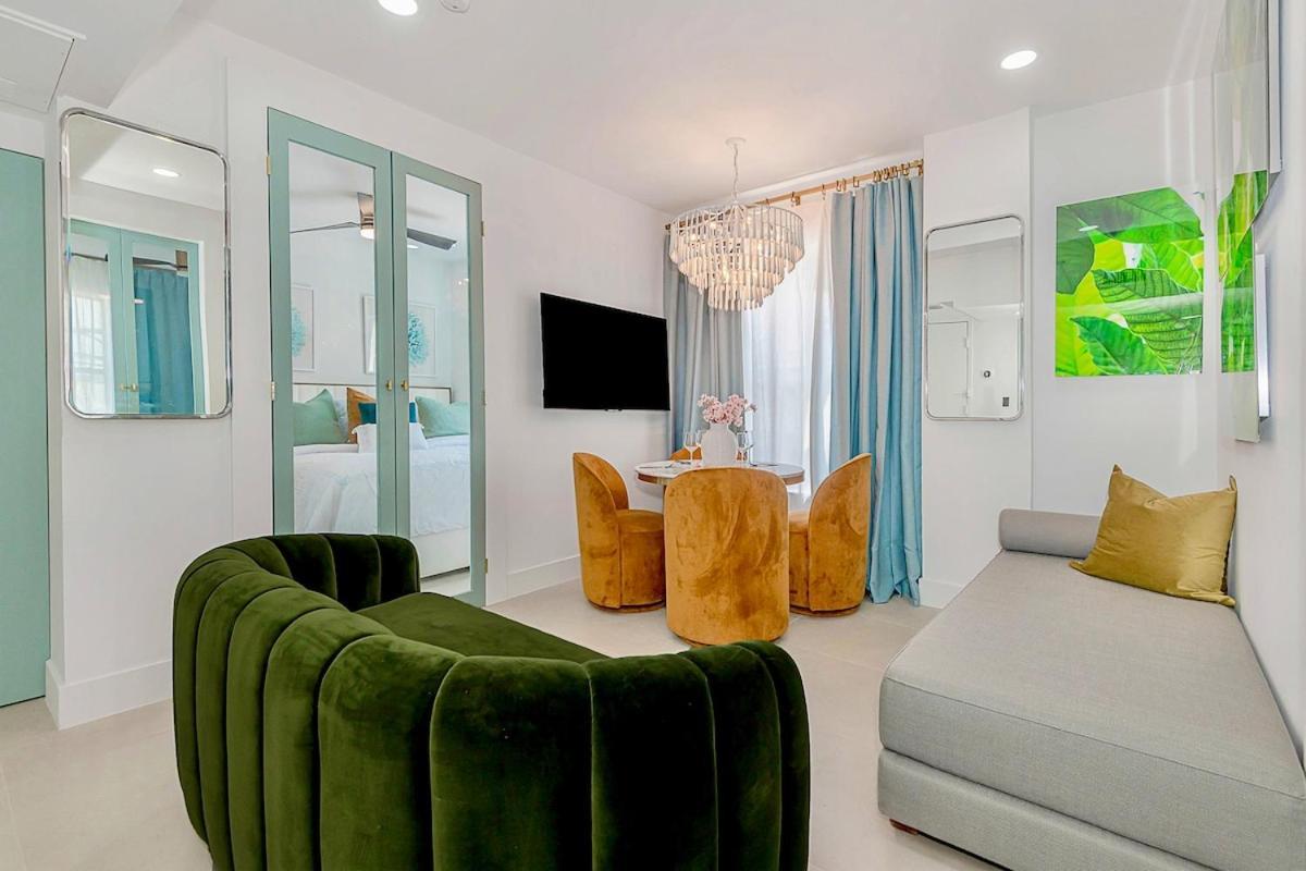 2-min To Beach, Upscale Enclave Apartment *