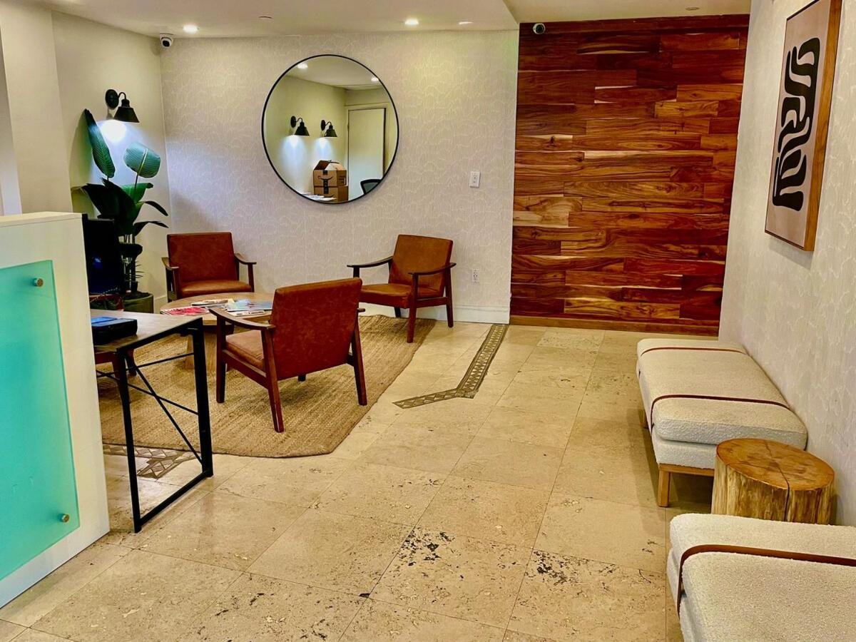 2-min To Beach, Upscale Enclave Apartment *
