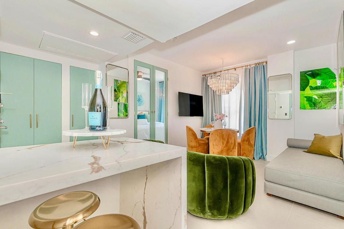 2-min To Beach, Upscale Enclave Apartment *